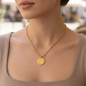 Collar minimalista de acero inoxidable con colgante de disco circular en cadena de cordón.