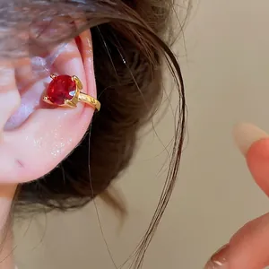 Επιχρυσωμένο σκουλαρίκι ear cuff με στρογγυλό κόκκινο ζιργκόν για αυτιά χωρίς τρύπες