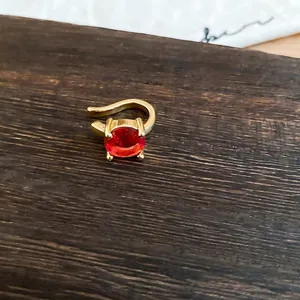 Επιχρυσωμένο ear cuff με κόκκινο στρογγυλό ζιργκόν, κομψό κόσμημα χωρίς τρύπα αυτιού