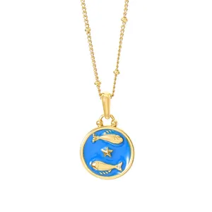 Collar con colgante del signo zodiacal Piscis en acero dorado con esmalte azul y peces