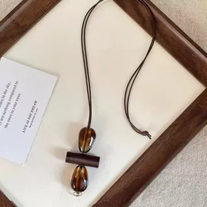 Vintage Maillard-Stil Holz- und Harz-Halskette mit geometrischem ovalem Anhänger