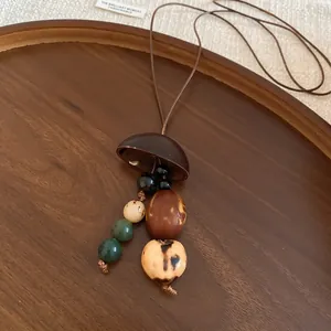 Retro-Halskette im Ethno-Stil mit Holz-Hutanhänger und natürlichen Samenperlen