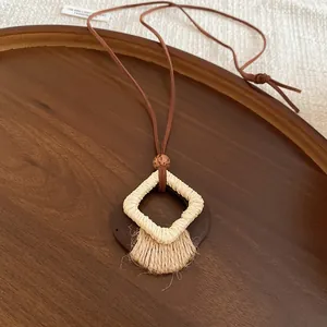 Vintage Ethno-Halskette aus Holz mit geometrischem Anhänger und Webseil-Details