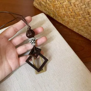 Handgefertigte Retro-Halskette aus Holz und Harz mit geometrischem Anhänger in Braun