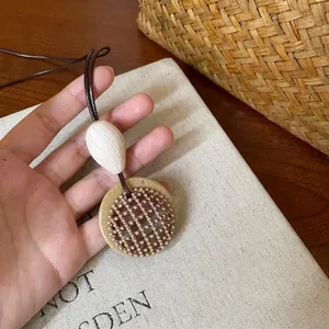 Retro-Halskette aus Holz und Harz mit hohlem geometrischem Anhänger für stilvolle Damen