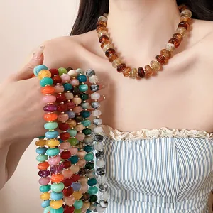 Vue détaillée d'un ensemble de colliers et bracelets en perles acryliques style Maillard