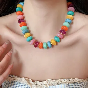 Gros plan d'un collier de perles en acrylique coloré style Maillard au design marbré chic