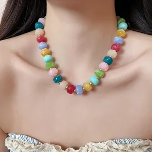Détail d'un collier de perles en acrylique style Maillard porté par un mannequin