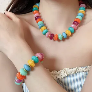 Ensemble de bijoux collier et bracelet en perles acryliques colorées au style Maillard