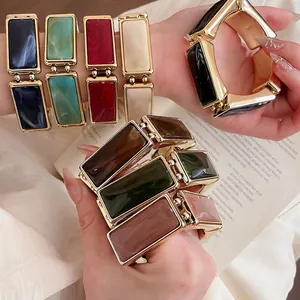 Bracciale Elastico Splicing in Resina Rettangolare Stile Vintage Hong Kong per Donna Moda Pendolare Cornice in Lega d'Oro Gioielli