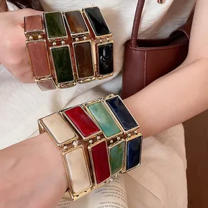 Elegante bracciale elastico in resina stile Hong Kong con trama marmorea