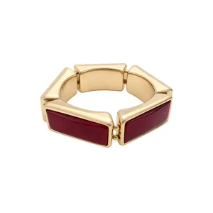 Retro goudkleurige armband met rechthoekige rode harsinlays op witte achtergrond