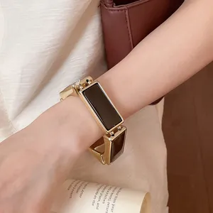 Vista dettagliata di un bracciale elastico dorato con segmenti rettangolari in resina nera