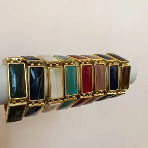 Collezione di bracciali elastici in resina rettangolare con cornici dorate