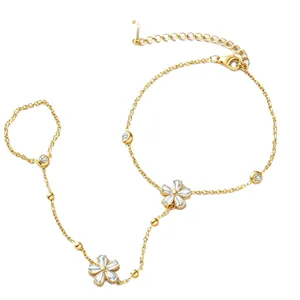 Pulsera de mano con anillo de flor en acero inoxidable dorado y circonitas brillantes