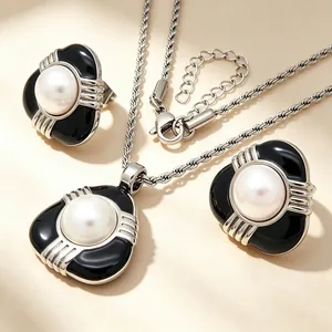 Vue détaillée de l'ensemble collier et boucles d'oreilles en acier avec perles chic.