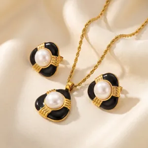 Parure élégante de style vintage avec émail noir, perles de nacre et chaîne dorée.