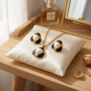 Vue détaillée de l'ensemble de bijoux collier et boucles d'oreilles en émail et perles