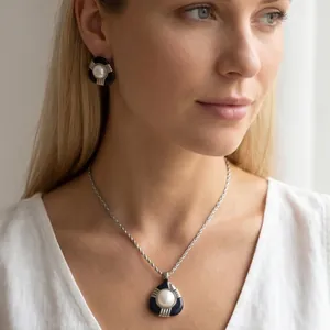Vue détaillée d'un ensemble de bijoux vintage en émail et perles porté par un mannequin