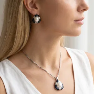 Vue détaillée d'un ensemble collier et boucles d'oreilles en émail noir et perles