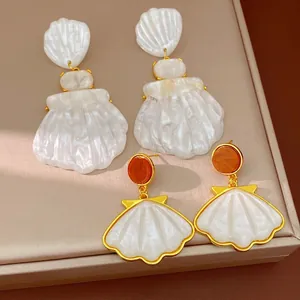Orecchini a Cerchio in Resina a Forma di Conchiglia alla Moda per Donna Eleganti Orecchini Geometrici con Bordo in Metallo Placcato Oro Gioielli per Vacanze al Mare con Perno in Argento