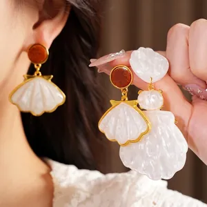 Eleganti orecchini in resina a forma di conchiglia con bordo dorato e perno lusso