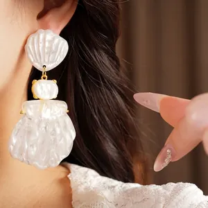 Eleganti orecchini pendenti in resina a forma di conchiglia bianca per stile mare, lusso