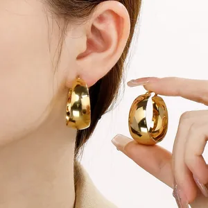 Elegante goldene klobige Creolen für Damen im Vintage-Minimal-Stil mit Hochglanz-Finish