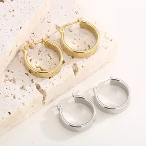 Retro breite Edelstahl-Creolen in Gold und Silber Ausführung, minimalistischer Stil.
