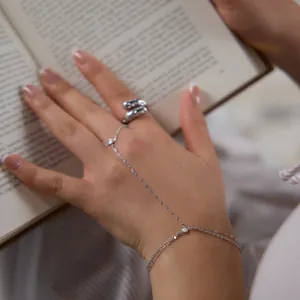 Primo piano di un bracciale a mano minimalista in acciaio inossidabile durante la lettura.