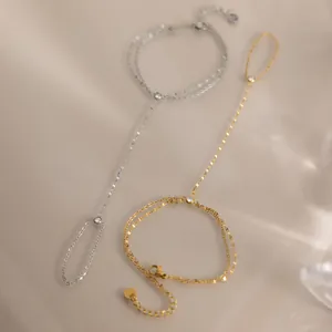 Dettaglio ravvicinato dei bracciali con anello in acciaio inossidabile oro e argento