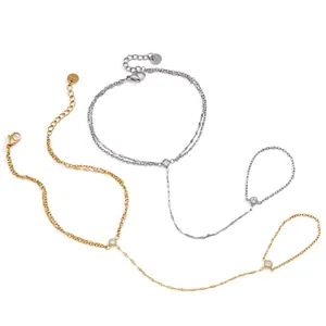 Elegante bracciale da dito minimalista in acciaio inossidabile con dettaglio in pietra.