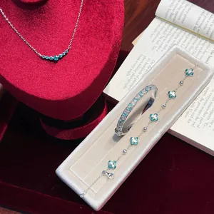 Primer plano de conjunto de joyas de collar y pulsera de flores con diamantes de imitación