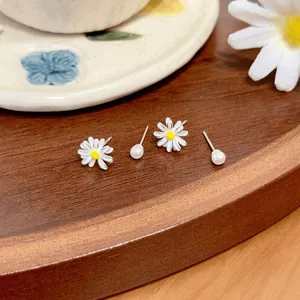 Misure dettagliate del set di orecchini a lobo con margherite e perle.