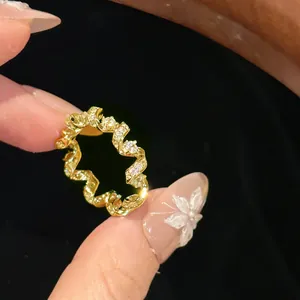 Primo piano dettagliato di un anello a spirale in oro con pavé di pietre brillanti