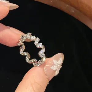 Dettaglio ravvicinato di un anello a spirale in argento con pavé di cristalli lucidi