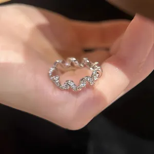 Primo piano dettagliato dell'anello scintillante con design a corda intrecciata e diamanti