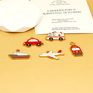 Detailweergave van DIY emaille bedeltjes in voertuigvormen voor het maken van sieraden