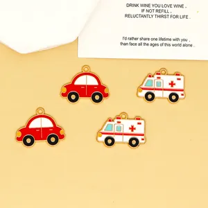 Gedetailleerd overzicht van DIY emaille auto en ambulance hangers voor sieraden