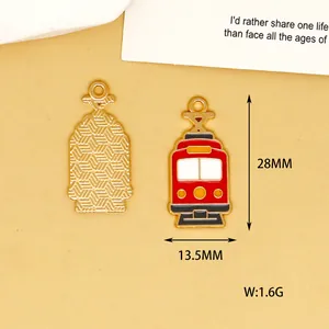 Detailweergave van rode tram emaille bedel met afmetingen 28mm x 13,5mm en gewicht info.