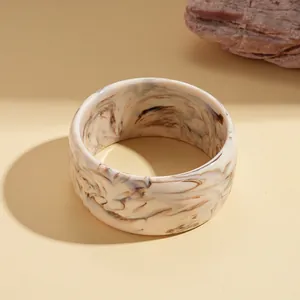 Elegant vintage resin marbled round bangle bracelet for women in cream and brown