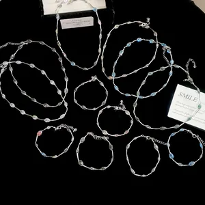 Collectie kleurrijke dopamine sieradensets met kettingen en armbanden op zwarte achtergrond