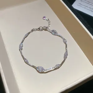 Gedetailleerd overzicht van een zilveren armband met marquise-kristallen in doosje