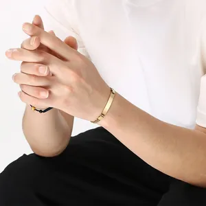 Gepersonaliseerde gouden Figaro-armband met graveerbare gebogen plaat voor dames en heren