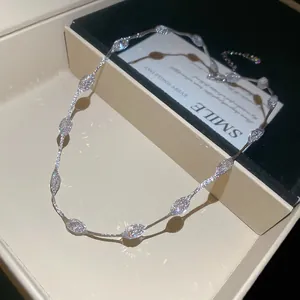 Close-up van een elegante marquise-ketting in een geschenkdoosje