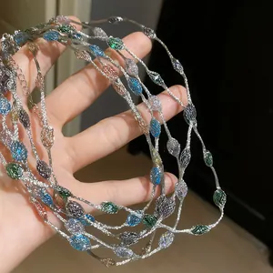 Detailweergave van kleurrijke mesh-kralen aan een zilverkleurige meerlagige ketting
