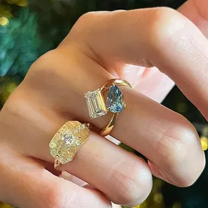 Detailansicht eines Rings im französischen Palaststil mit Aquamarin und Smaragdschliff-Steinen