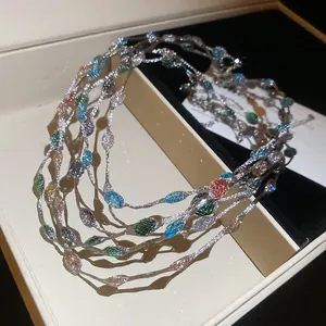 Detailopname van de kleurrijke snoepkralen gewikkeld in een zilveren mesh ketting