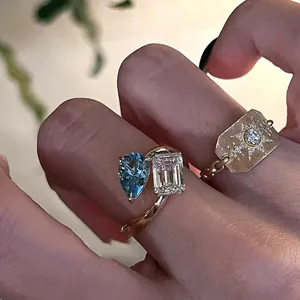 Nahaufnahme des Santa Maria Aquamarinrings mit Smaragdschliff-Edelstein am Finger
