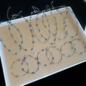 Meerdere sets kleurrijke snoepkleurige kettingen en armbanden op een luxe sieradenbord